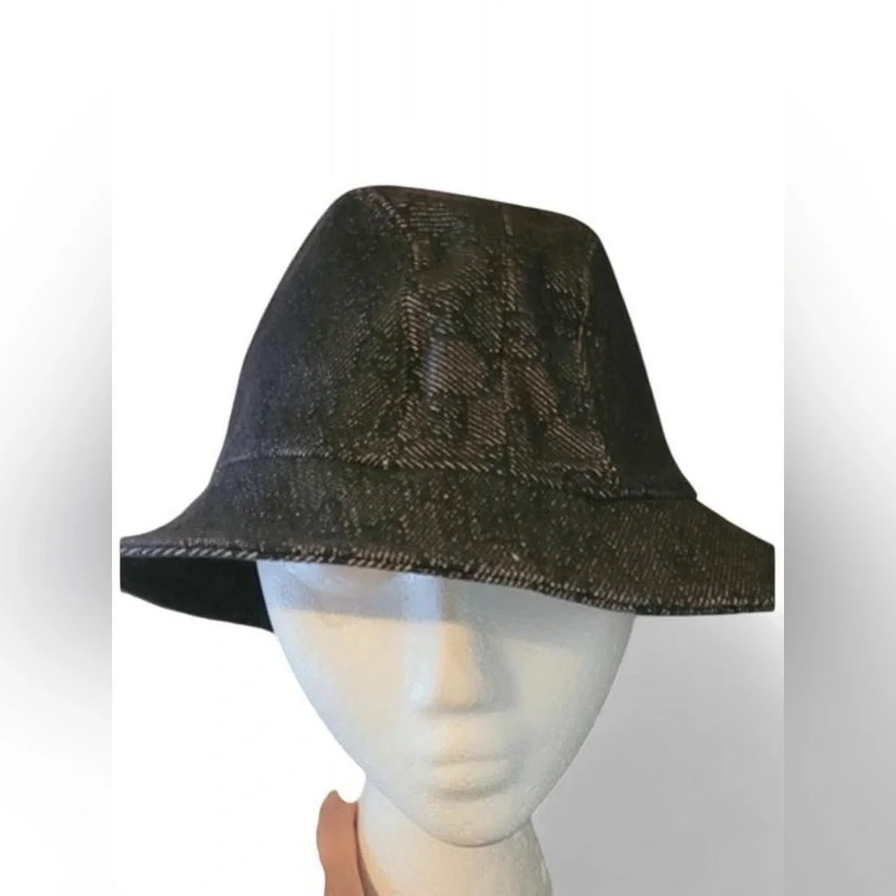 Gucci Black hat in Size XL.